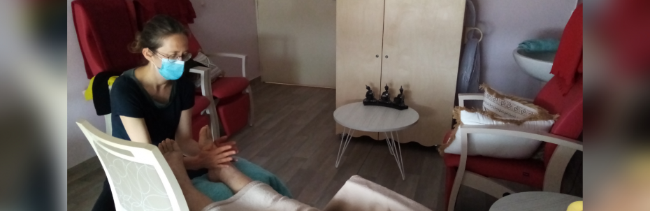 Des séances de réflexologie pour apporter bien-être et apaisement aux résidents