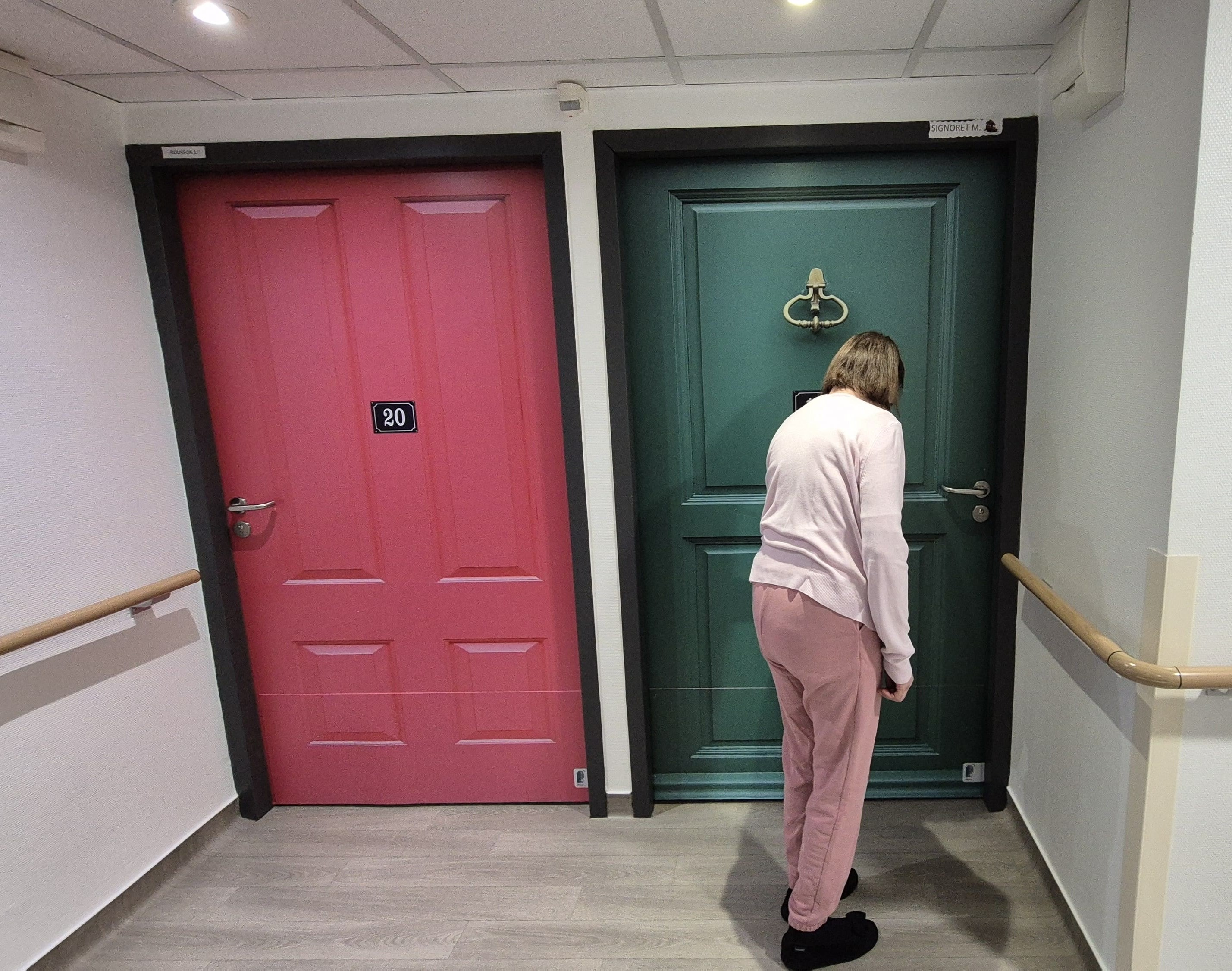 La Résidence Mutualiste Le Val Dorlay AÉSIO Santé situé à Saint-Paul-en-Jarez a choisi de personnaliser les portes des chambres de son unité accueillant les personnes âgées atteintes de maladies neurodégénératives