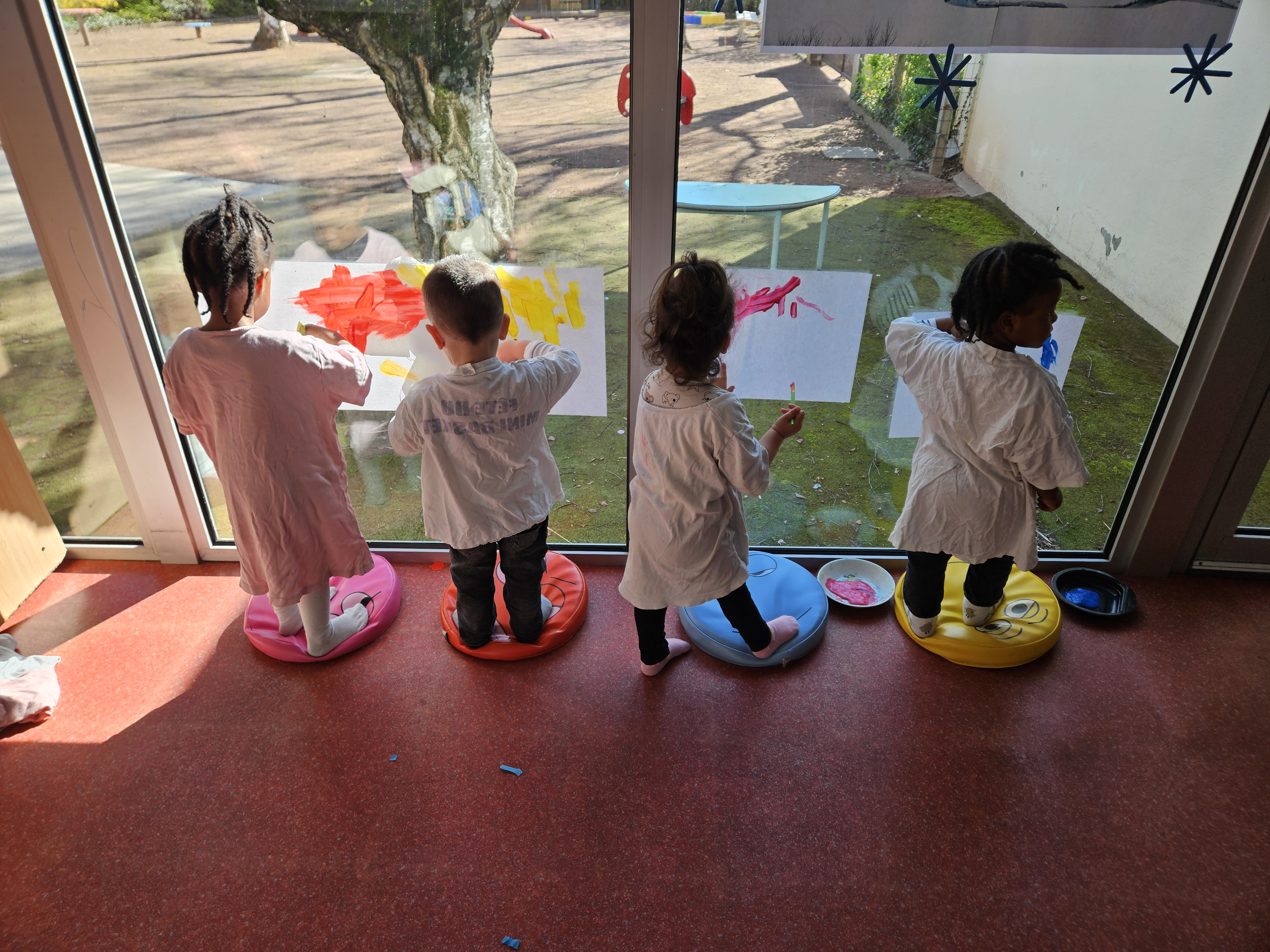 Expression par la peinture - Crèche les pieds dans l'Ô