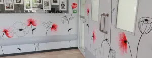 Claudine Walcker, art-thérapeute réalise des œuvres sur les murs des résidences AÉSIO Santé de l’Hérault