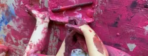 Un atelier peinture plein de découvertes à la crèche Les Portes de Provence