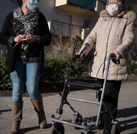 aide a la marche des personnes âgées