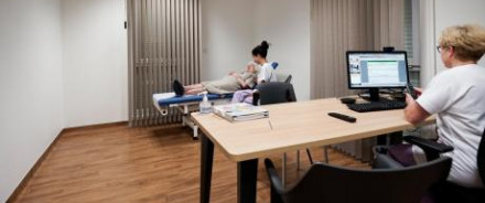 Chambre avec personne âgée allongé 