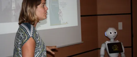 femme qui présente un robot 