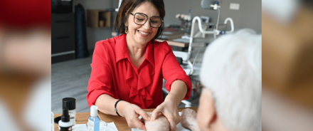 Daphné : des soins esthétiques pour le bien-être des personnes âgées à domicile