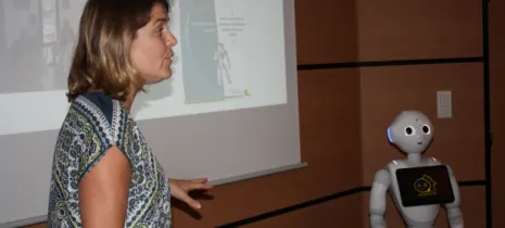 femme qui présente un robot 